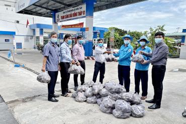 Công ty CP Nhiên liệu Đồng Tháp mua 02 tấn khoai lang tím hỗ trợ nông dân